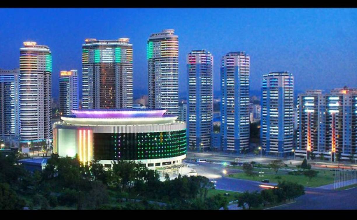 Pese a la pobreza que impera en Corea del Norte, secuela del regimen dictatorial, Pyonyang cuenta con una espectacular y peculiar infraestructura.