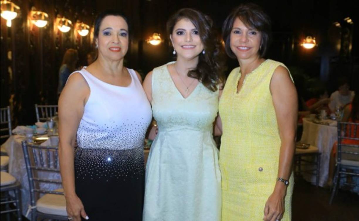 Luisa Suazo, Carla y Marissa Milla.