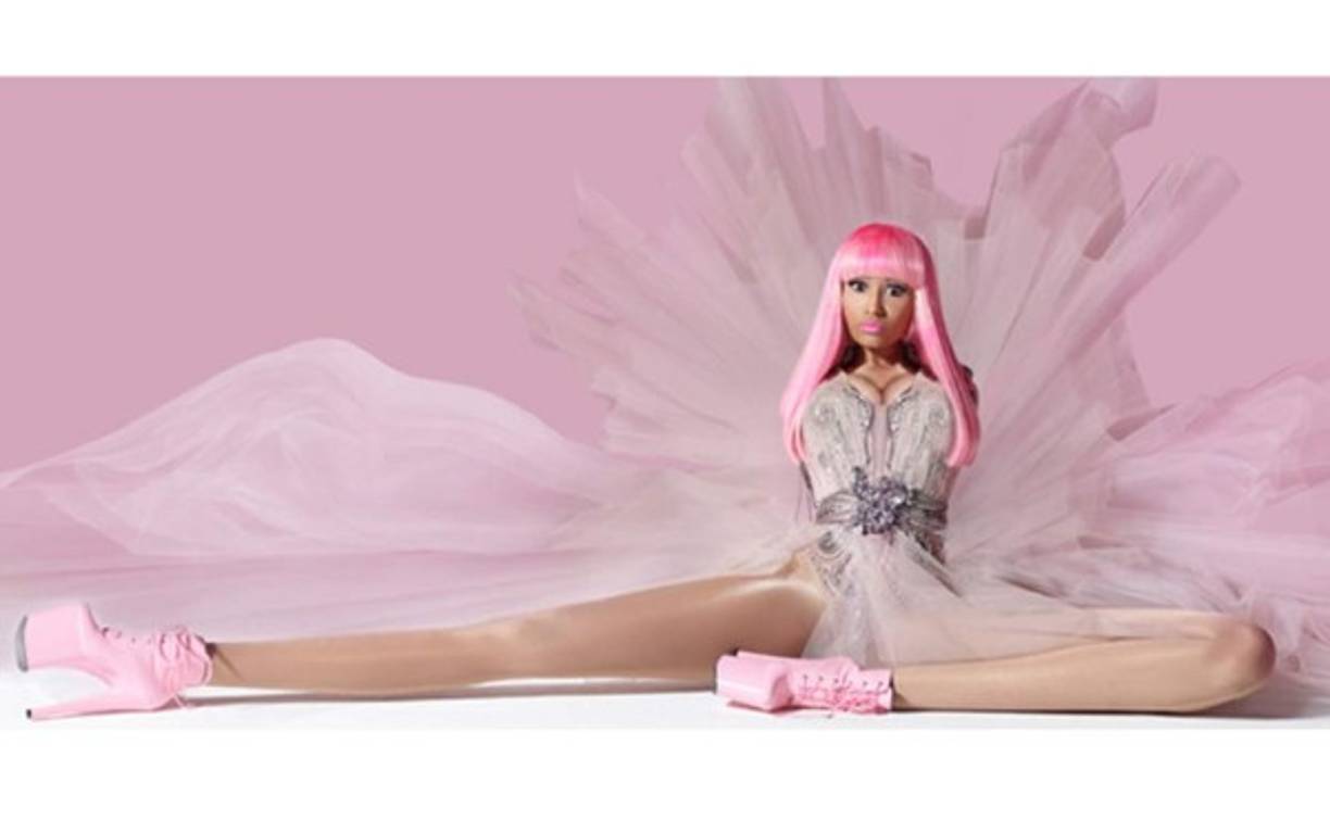 La portada de 'Pink Friday' de Nicky Minaj derrocha simbolismo para los conspiracionistas: peluca rosa para reforzar la programación y pose de muñeca, para demostrar la pérdida de su personalidad.