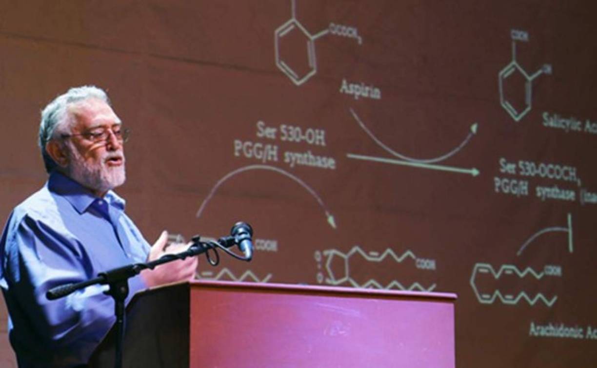 Salvador Moncada - Científico y farmacólogo <br/><br/>Salvador Enrique Moncada nació en Tegucigalpa en 1944, es un científico hondureño y naturalizado británico. Actualmente es médico miembro de The Royal Society (Inglaterra), Royal College of Physicians (Inglaterra) y Academy of Medical Science (Inglaterra).<br/><br/>Actual director del Instituto Wolfson para la Investigación Biomédica del University College de Londres, ejerce la docencia durante años en su país natal de Honduras, sin abandonar nunca la investigación médica.<br/><br/>Sus principales investigaciones han estado centradas en los efectos farmacológicos de las substancias vaso-activas, especialmente productos del metabolismo de diversos ácidos, así como en la síntesis, acción y degradación del mediador biológico óxido nítrico. <br/><br/><br/><br/><br/><br/>