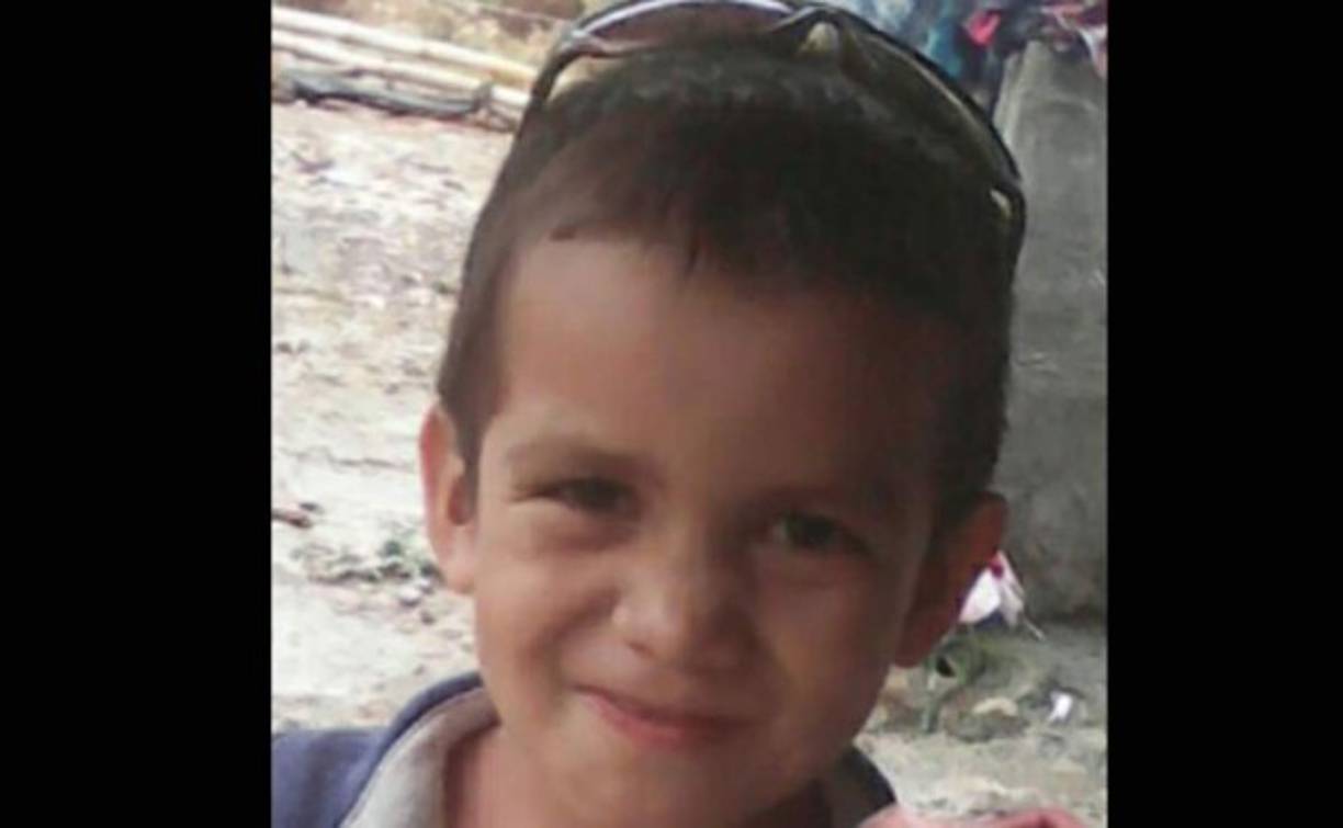 Indignación y dolor viven los familiares del niño Josué Isair Royes Sánchez (6), quien murió acribillado a balazos dentro de su propia casa. El hecho ocurrió en la comunidad de San Miguelito, la noche del pasado martes, mientras el pequeño como de costumbre miraba televisión y cenaba junto con su progenitora y una tía, cuando de repente por una ventana de la vivienda, un criminal sin mediar palabras disparó contra el niño infiriéndole seis balazos que le provocaron la muerte al instante. En el tiroteo resultó herida la joven Alma Luz Reyes Sánchez, quien fue trasladada al hospital de La Esperanza y hasta ayer estaba fuera de peligro.
