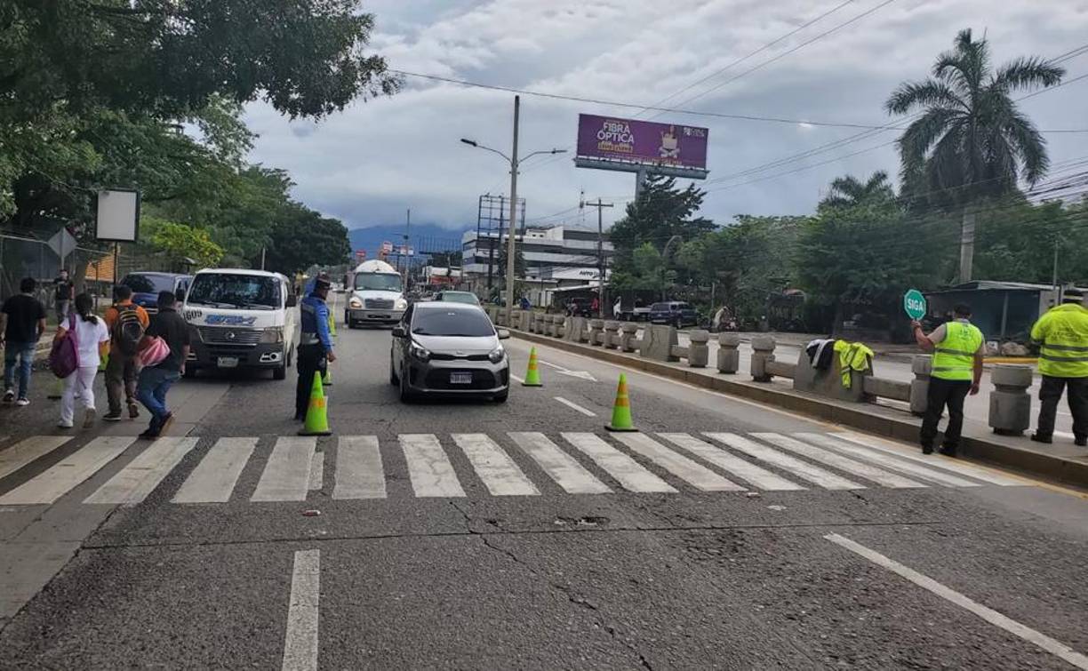Los policías municipales están permanentemente en esa zona para ayudar a las personas a cruzar el bulevar.
