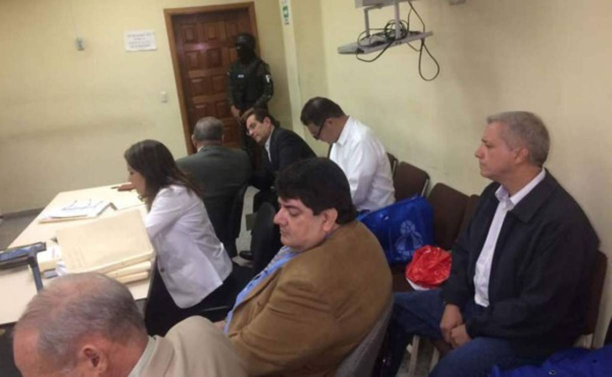 La defensa del doctor Mario Zelaya, acusado de varios delitos por el desfalco al Seguro Social, solicitará este martes en el juicio oral y público que como castigo se le imponga brindar sus servicios de forma gratuita en lugar de ser encarcelado.<br/>