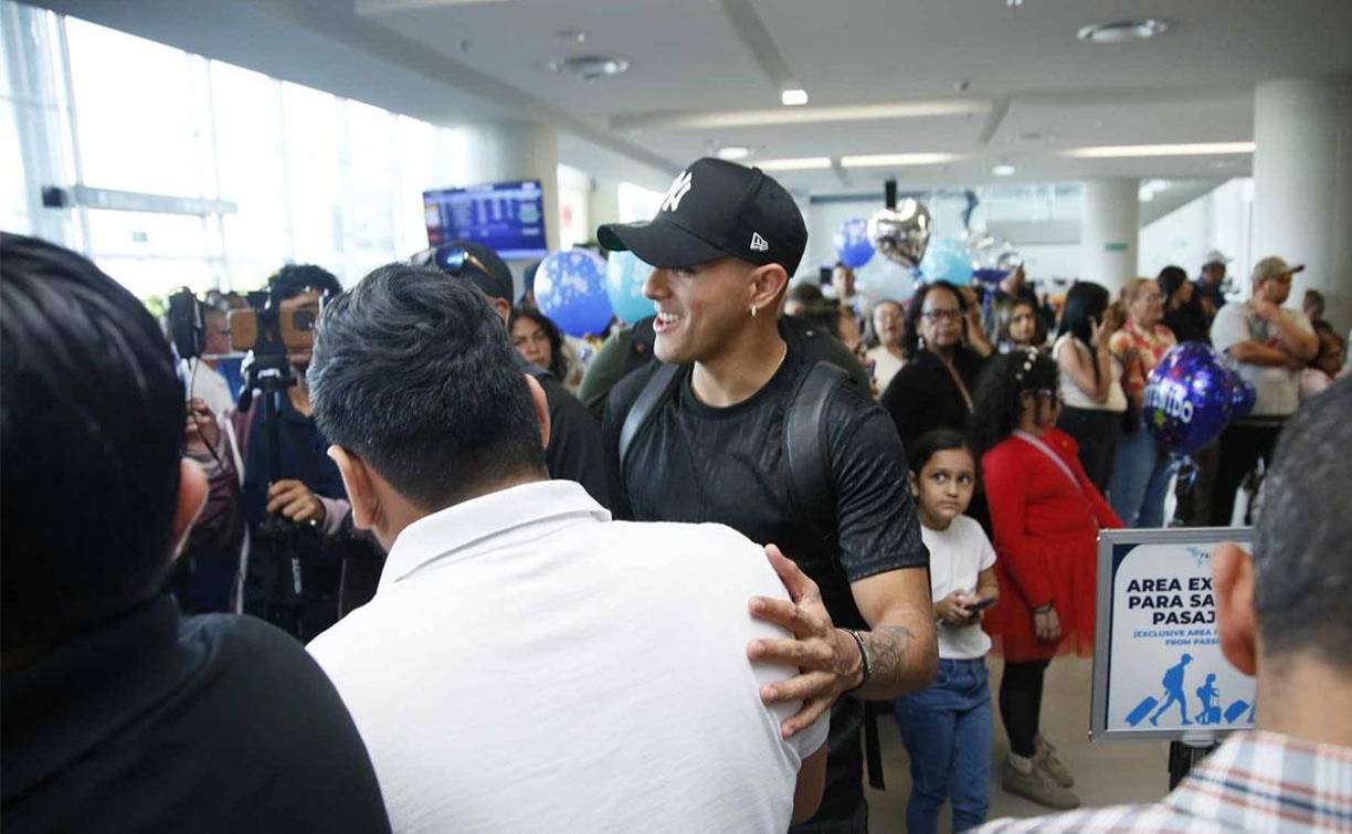 Momento en donde aficionados hondureños le solicitaban a Palma una fotografía. 