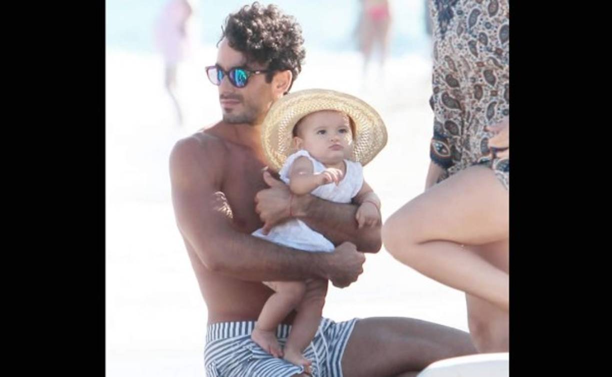 Aarón Díaz junto a su bebé Regina.