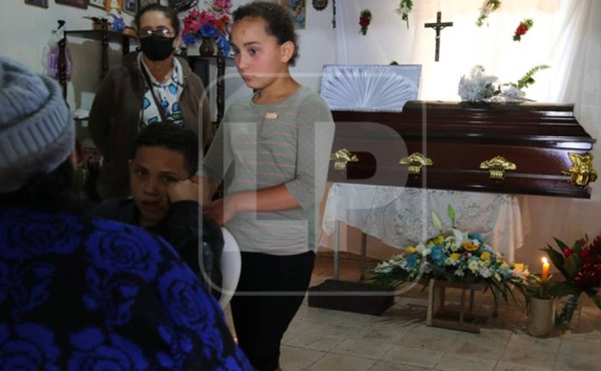 La noche del miércoles, Esdras Laínez sufrió un accidente vial cuando se transportaba en su motocicleta, por lo que fue llevado de emergencia al Hospital Escuela. Con golpes en varias partes del cuerpo y quejándose de un fuerte dolor en el tórax, el exmilitar solicitó ayuda urgente a los médicos, pero al parecer hicieron caso omiso a sus peticiones. <br/><br/>Una crisis nerviosa habría provocado que Esdras saliera corriendo del hospital, desafortunadamente en la calle encontró la muerte.