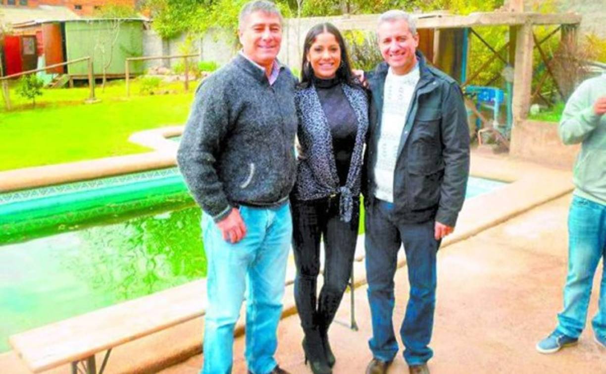 José Zelaya (aún fugitivo), Natalia Ciuffardi y Mario Zelaya posan para una foto meses antes de las capturas.