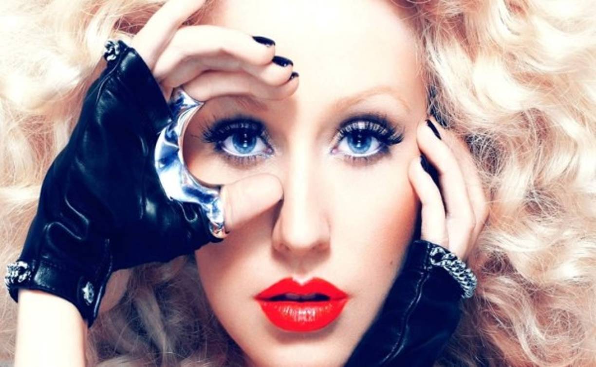 Y cuando el fotógrafo no está demasiado inspirado, se recurre al ocultismo más tradicional y reconocible: pentagramas, pirámides (con o sin el ojo de Horus).