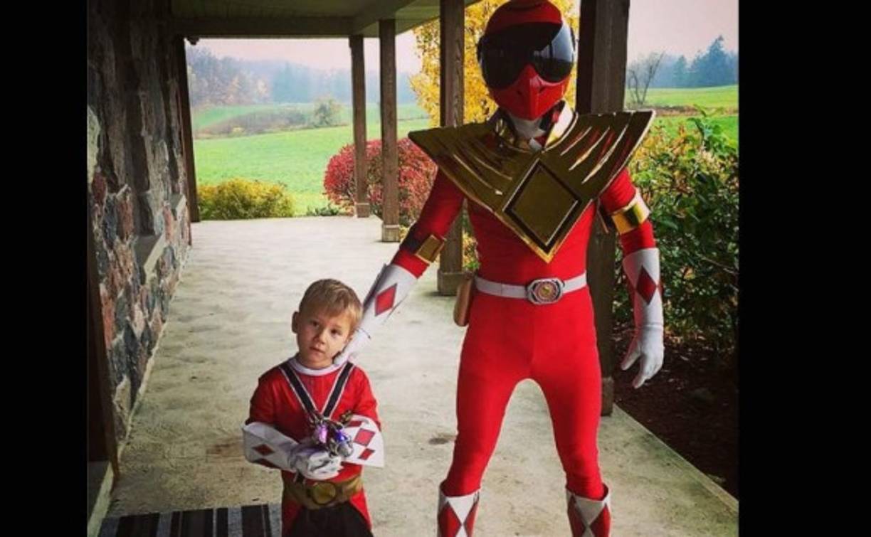 ¿Adivinas quién es? Se trata de Justin Bieber disfrazado como 'Power Ranger'.