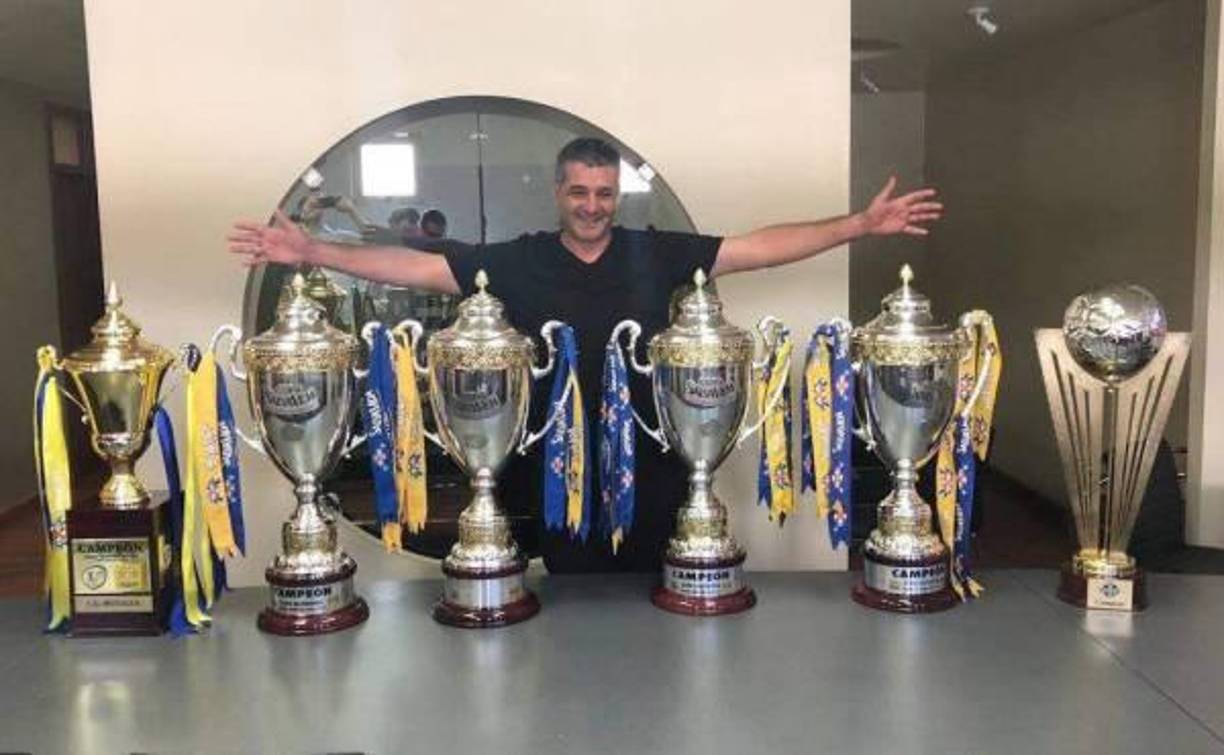 Diego Vázquez: El argentino ganó cinco títulos de Liga Nacional y una Supercopa de Honduras con Motagua. Se le ha vinculado a clubes centroamericanos; inclusive el estratega en su momento no ocultó su felicidad de llegar en su momento al banquillo de la H.