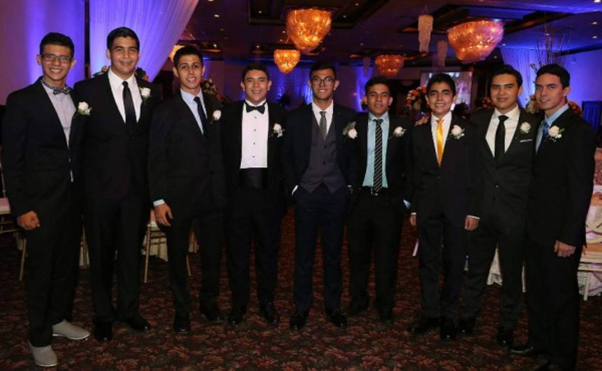 Elegantes con sus esmoquin.