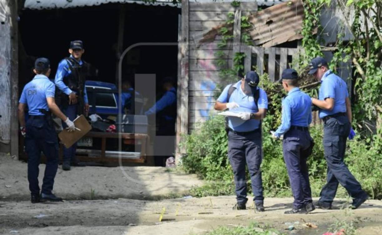 Al otro lado del muro, en la colonia 7 de julio, opera un taller de ebanistería desde el que se habría cortado el cemento y los bloques para hacer el agujero, por lo que las autoridades investigan al dueño del taller.