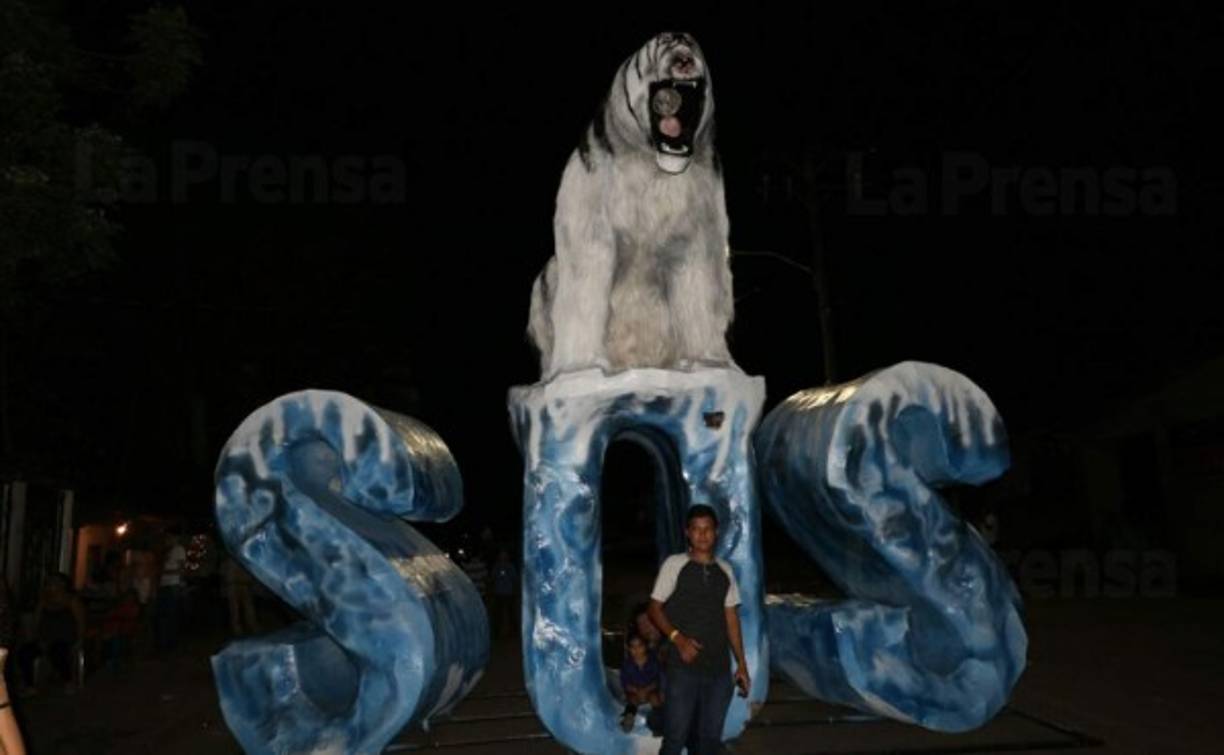 La quema de las chimeneas, es una de las actividades más aclamadas por las comunidad triniteca y muchos turistas.