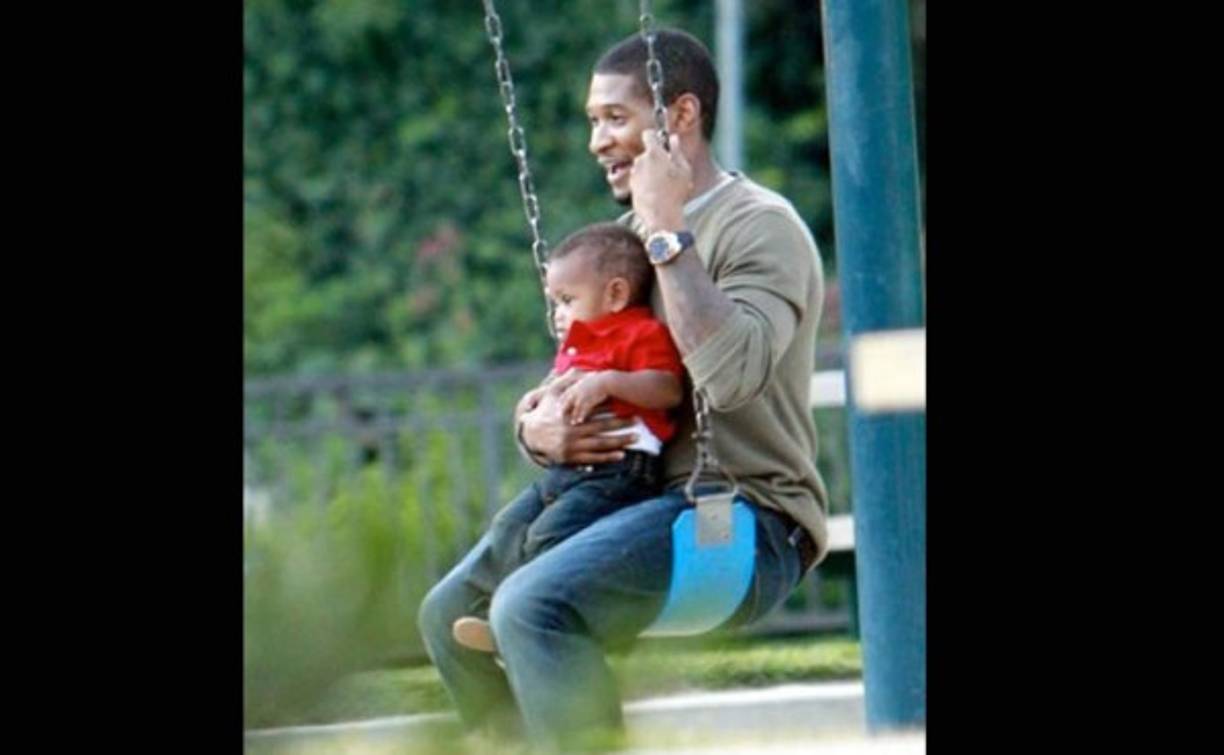 Usher con uno de sus pequeño.