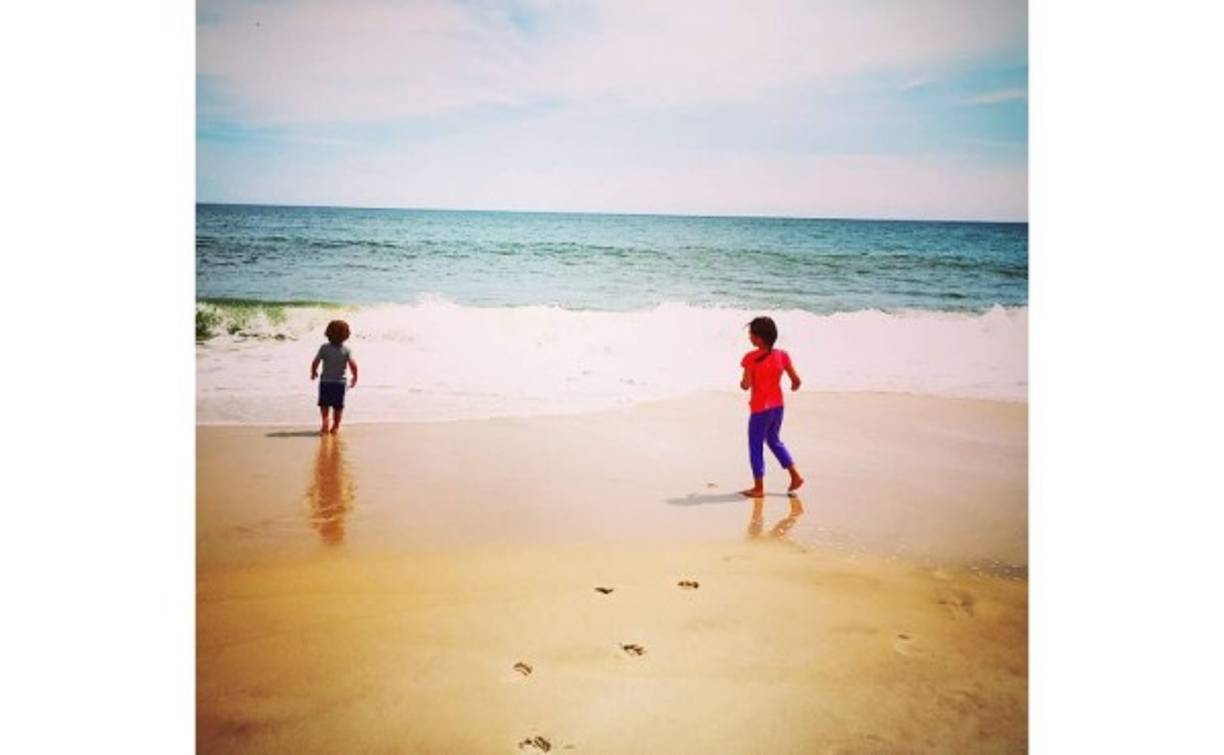 Matthew Alejandro y Sabrina Sakaë jugando en la playa.