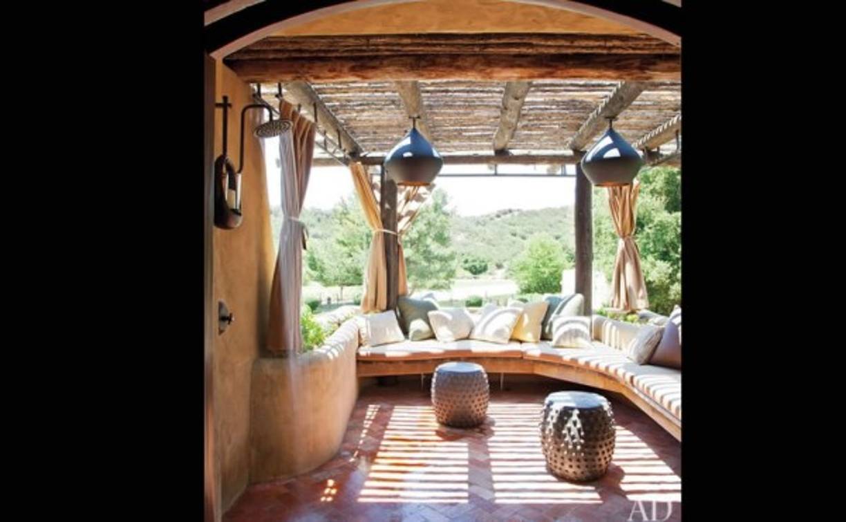 Cada habitación tiene un pequeño bar y posee un campo de golf, cancha de basket, de tenis, una alberca y un lago artificial.