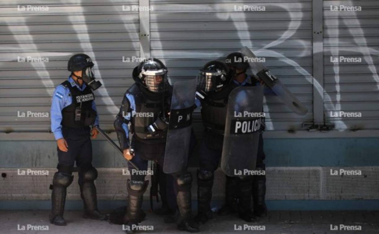 Policías armaron escudo humano para luego poder replegar a los jóvenes encapuchados. Hasta la 1:40 pm se habían detenido a cinco personas por este enfrentamiento.