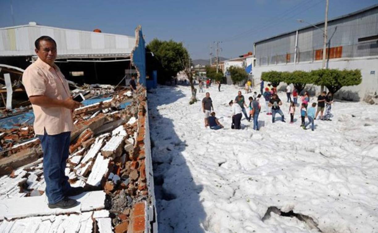 Con palas y picos, habitantes y comerciantes sacaban el agua y hielo acumulados en sus casas y negocios, que sufrieron pérdidas aún no cuantificadas.