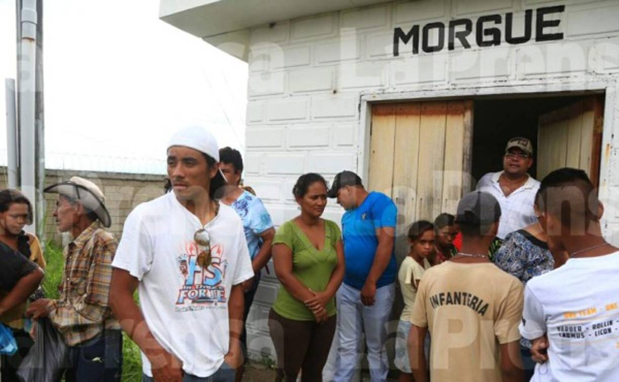 Famliares de las víctimas llegaron hasta la morgue del hospital de Yoro para reclamar los cuerpos.
