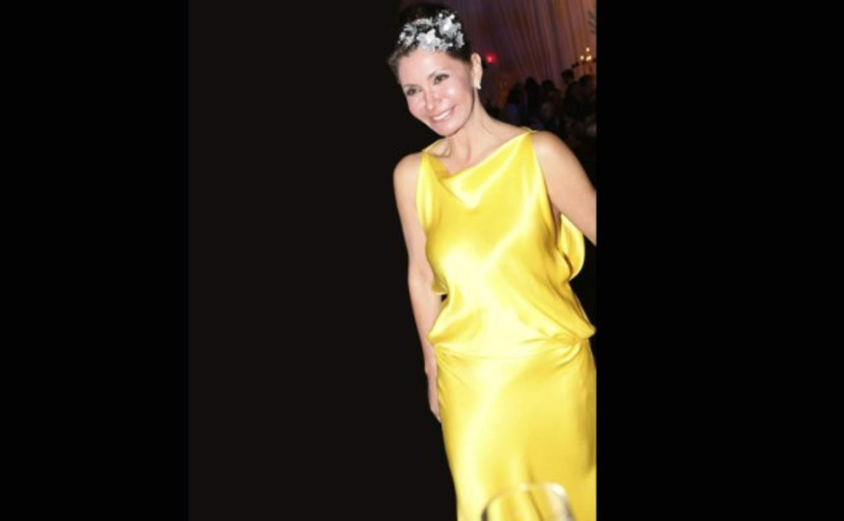 Norma Regina Gaborit de Callejas, ícono de elegancia en honduras. La Revista Vivir en Rosa repasa diversos look de la dama que ha transformado con su imagen, el estilo y la sofisticación de la mujer.