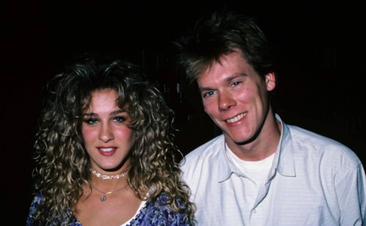 mediados de los 80', los rizos se llevaban como Sarah Jessica Parker –y las cintitas en el cuello, y los colgantes de la paz– y los tupés-flequillo, como Kevin Bacon.