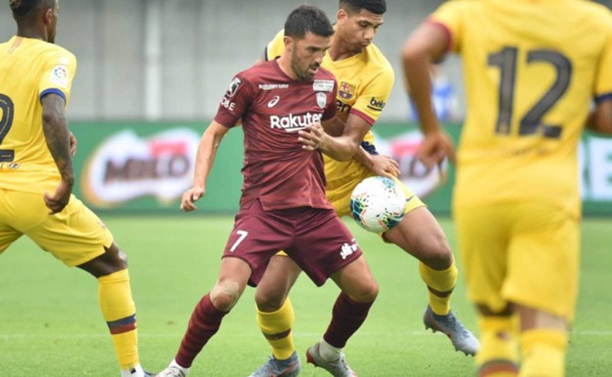 El exdelantero azulgrana, David Villa, se esforzó hasta donde pudo para intentar vencer a la defensa de su ahora exequipo.