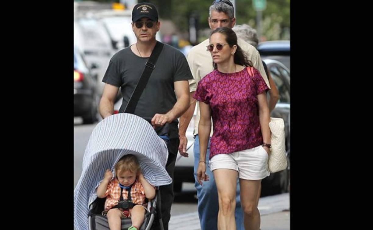 Robert Downey, Jr. junto a su esposa e hijo.