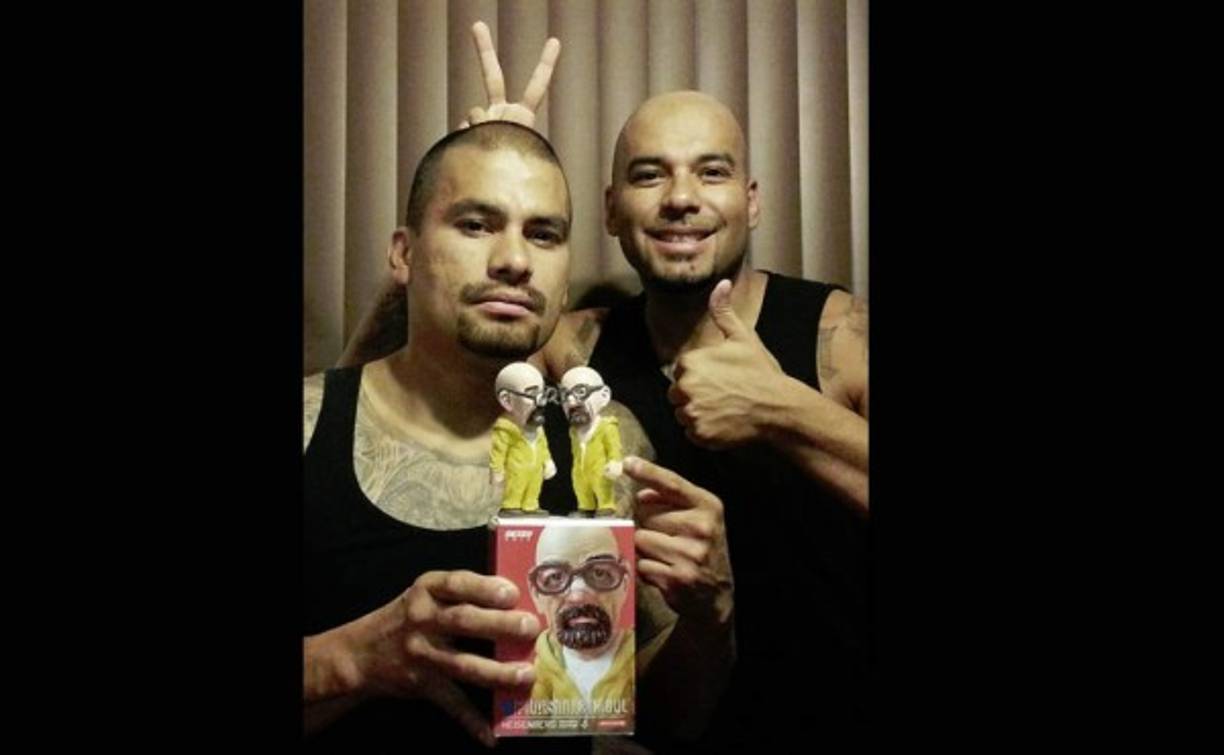 Daniel y Luis con un juguete del protagonista de Breaking Bad.