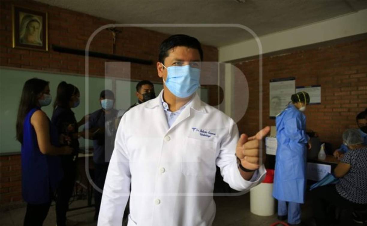 Roberto Cosenza, viceministro de Salud, indicó que al menos 2,000 personas le están siendo aplicada la primera dosis en el Universidad Católica.