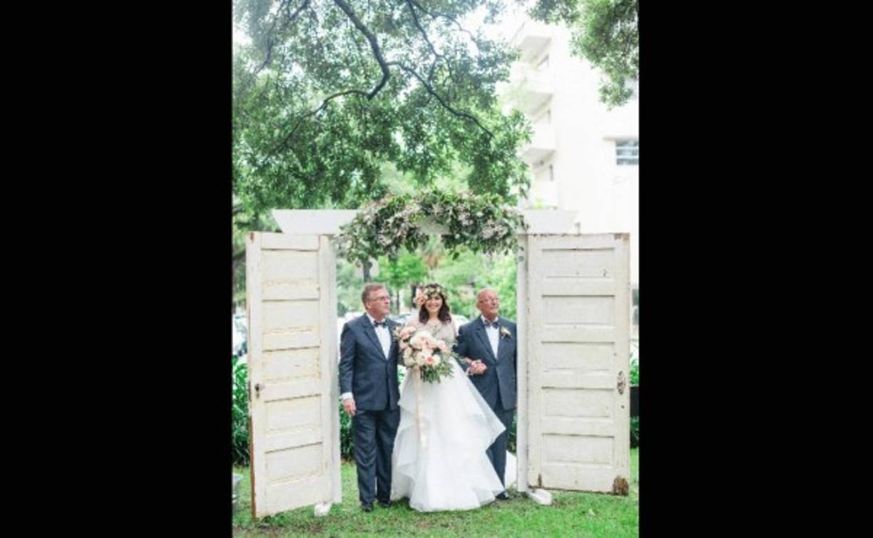 La novia escoltada por dos hombres queridos.