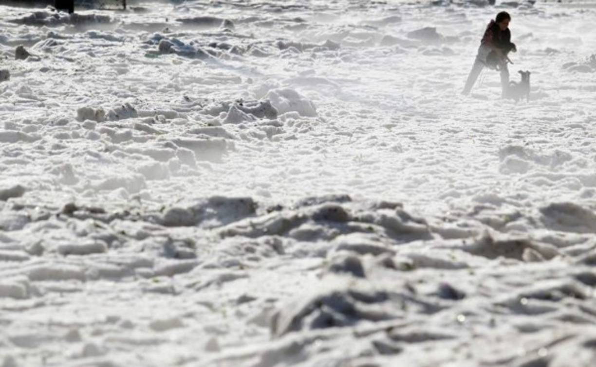 Una inusual capa de hielo cubría este domingo la ciudad mexicana de Guadalajara y sus alrededores tras una fuerte granizada que sorprendió a los habitantes y causó daños en casas, negocios, vehículos y bloqueó los caminos viales.