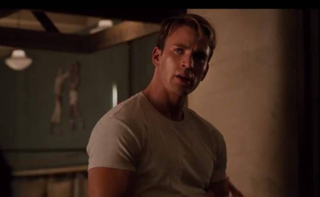 CAPITÁN AMÉRICA I: Una de las películas más exitosas con el superhéroe más aclamado fue Capitán América I. La historia original de Steve Rogers, el super humano fue un éxito en taquilla en su momento. En la escena postcrédito se anuncia la llegada de la primera entrega de Los Vengadores. Cuando Fury le informa que tiene una misión para él, donde deberán salvar al mundo.