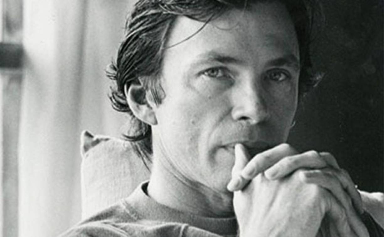 El diseñador de modas Perry Ellis, murió el 30 de mayo de 1986, poco después de la muerte de su pareja, el abogado Laughlin Barker, debido a una encefalitis, pero ya se rumoraba que padecía VIH debido a su prematuro envejecimiento.