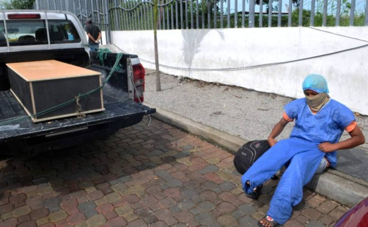 Castillo ingresó los datos de su padre, pero aún no aparece.<br/><br/>Como el suyo hay más casos. Un grupo de afectados se está organizando para presentar una demanda contra el Estado.<br/><br/>'No se puede entender que teniendo los servicios funerarios, nunca entregaron el cadáver o lo perdieron o confundieron', expresa a la AFP el abogado que los representa y concejal de Guayaquil, Héctor Vanegas.