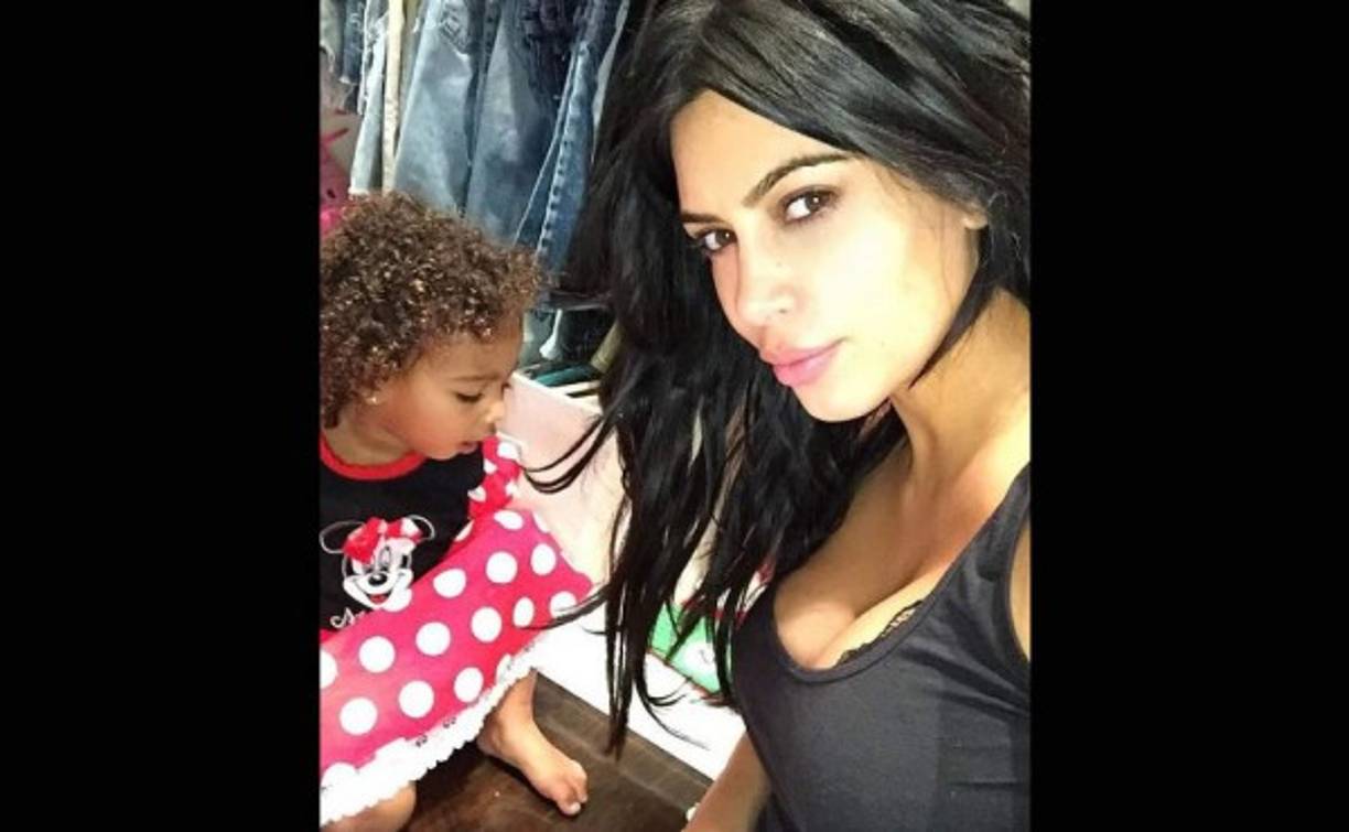 18. A veces hay que dejar que North se acueste con su traje de Minnie Mouse.