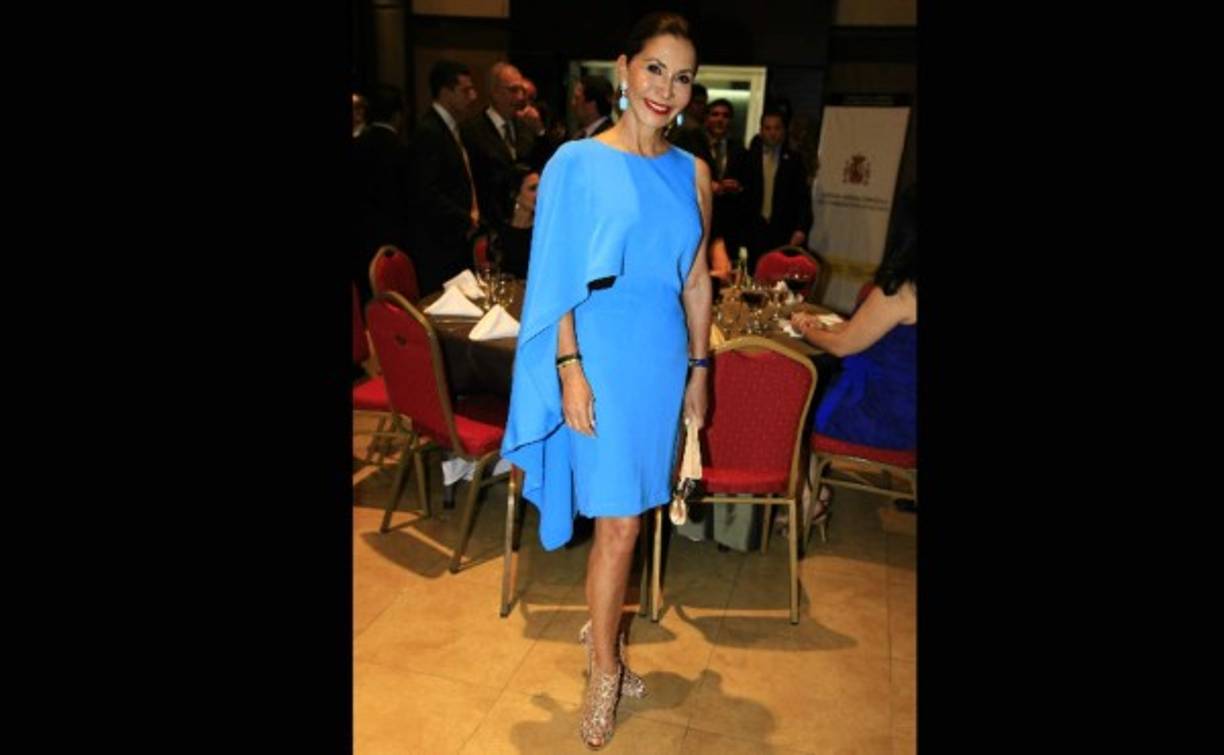 Audaz. Este vestido de capa lateral lo combinó con sandalias del italiano Sergio Rossi recamadas en Swarovski.