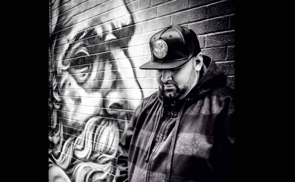 Sus imágenes van desde besos, miradas, parejas tomándose de la mano, animales y paredes con grafiti, siendo su preferencia el elemento sorpresa lo que según el resalta la calidad de sus imágenes.