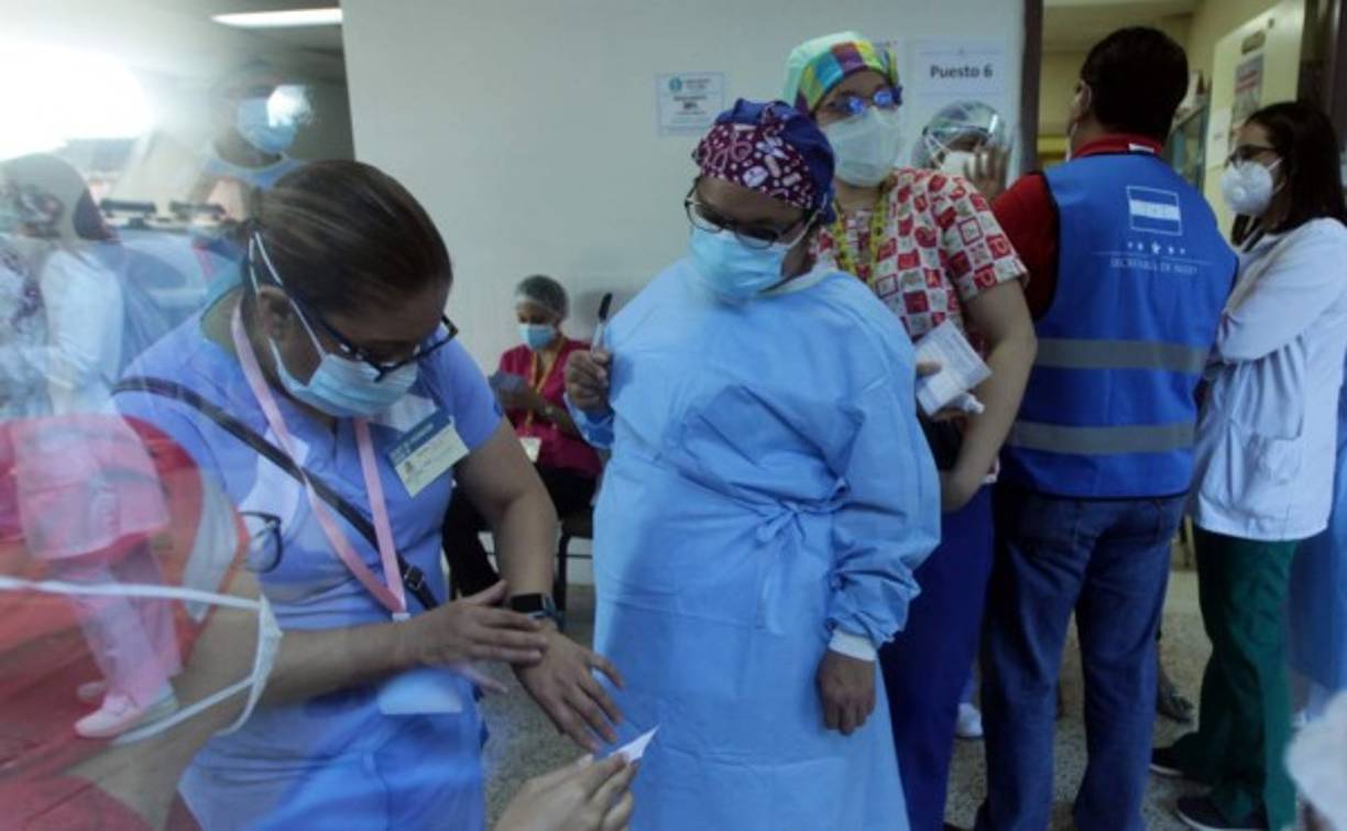 Se priorizó al personal sanitario que lucha contra la enfermedad en las salas hospitalarias, triajes y hospitales móviles para recibir las primeras dosis, pero miembros de este gremio denuncian que se está inmunizando a personal administrativo antes que al de salud.