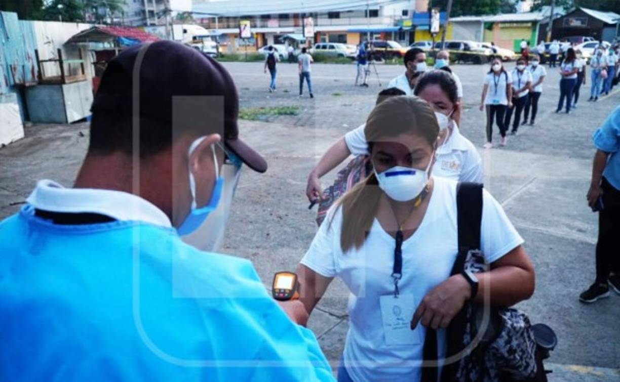 Antes que ingresaran los aspirantes y los empleados de la Universidad eran examinados de la temperatura y pasaron por el proceso de desinfección.