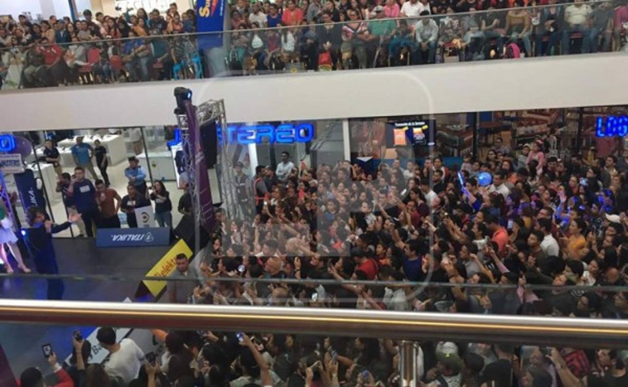 Desde su llegada a Honduras, el pasado jueves 27 de febrero, Angie ya había sentido el cariño de sus fanáticos, que llegaron de diferentes partes del país para poder recibir a su 'reina'.