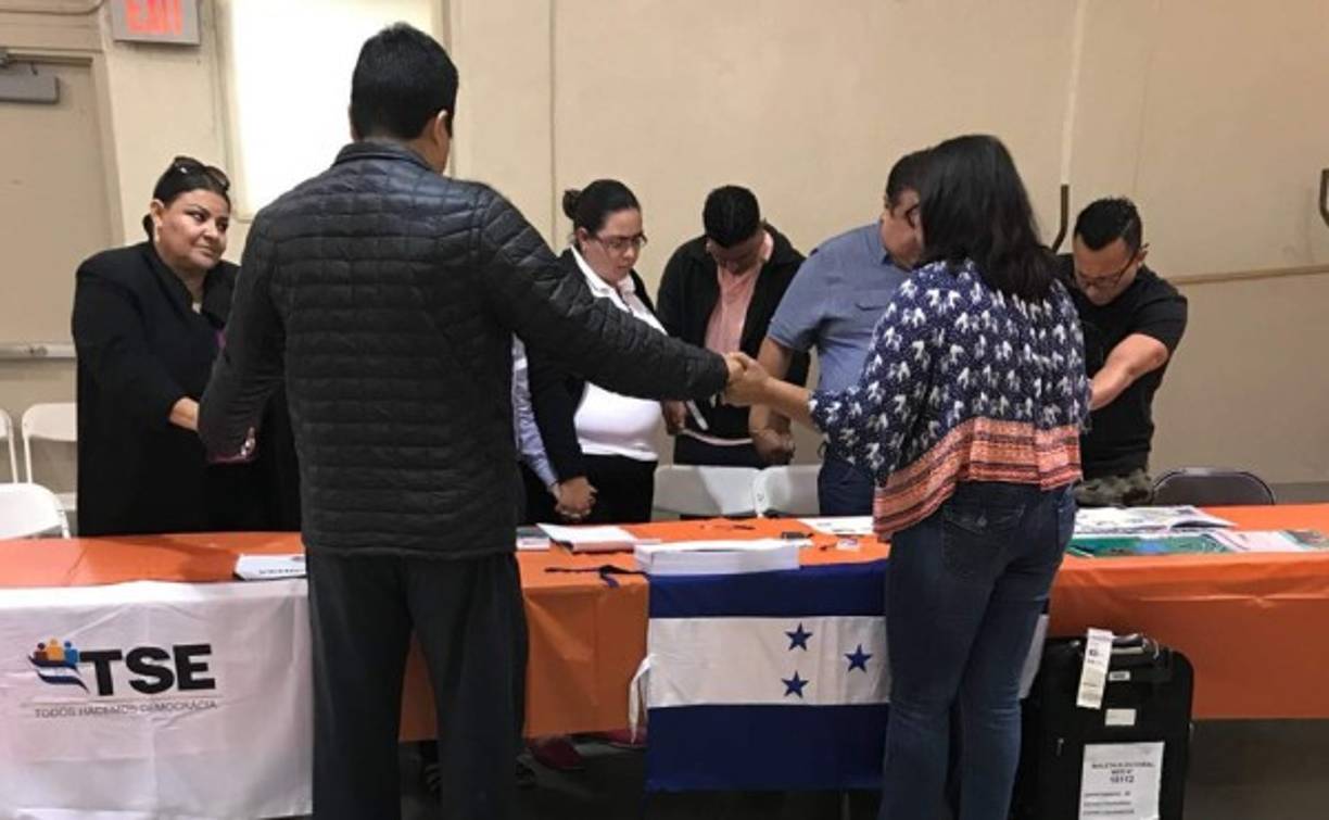 Los miembros de la mesa electoral en Los Ángeles elevaron una oración antes de abrir el centro de votación.