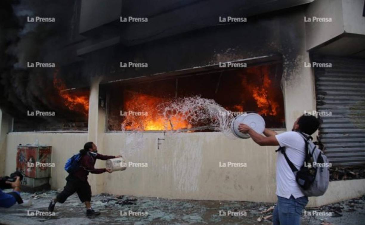 Todos trataban de apagar las llamas que se iban propagando poco a poco en las instalaciones municipales. <br/>