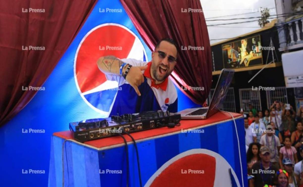 Animadores fueron un ingrediente clave durante el show carnavalezco en La Ceiba. Foto: Melvin Cubas.