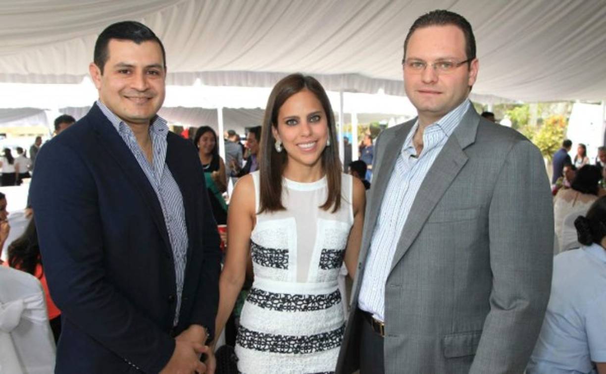 Omar Artica, Julissa Ustáriz y Nicholás Maalouf .