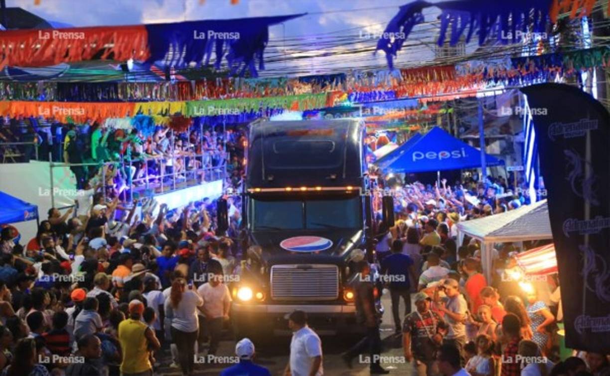 Los Roland, Stelaris, Sonora Dinamita y Kandela pusieron a saltar de la emoción a todos los ceibeños y turistas. Foto: Melvin Cubas.