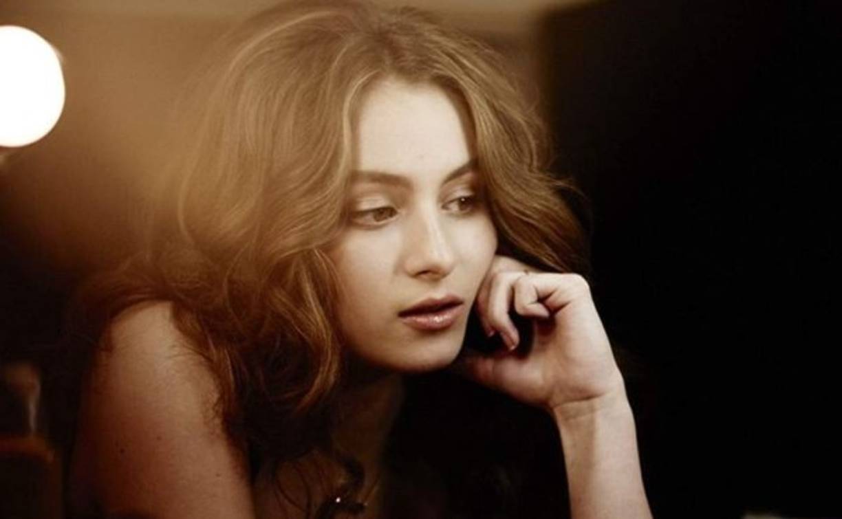 Es cantante y ha logrado cautivar a sus seguidores en redes sociales con su figura.