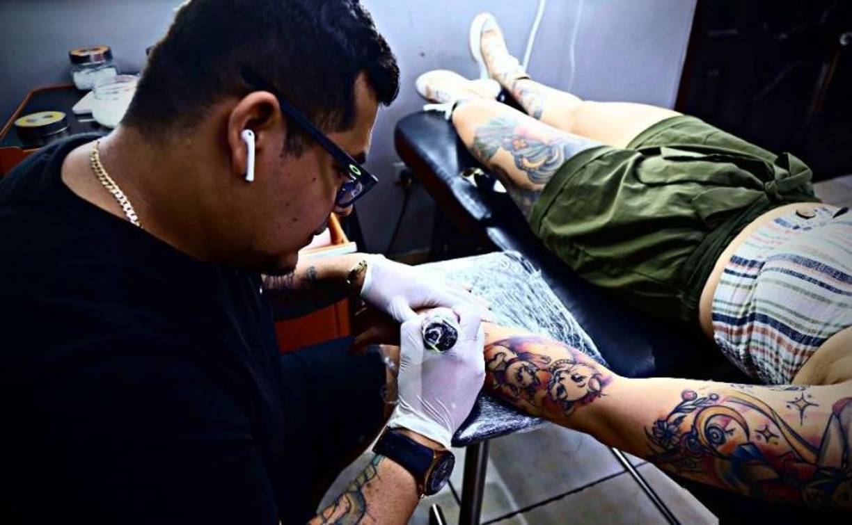 Aunque las redes sociales y población “millenials” (de 25 a 39 años) o “centennials” (de 10 a 24 años) normalice la tinta en la piel en pleno siglo XXI, la estética juega un punto clave al momento de elegir al personal.