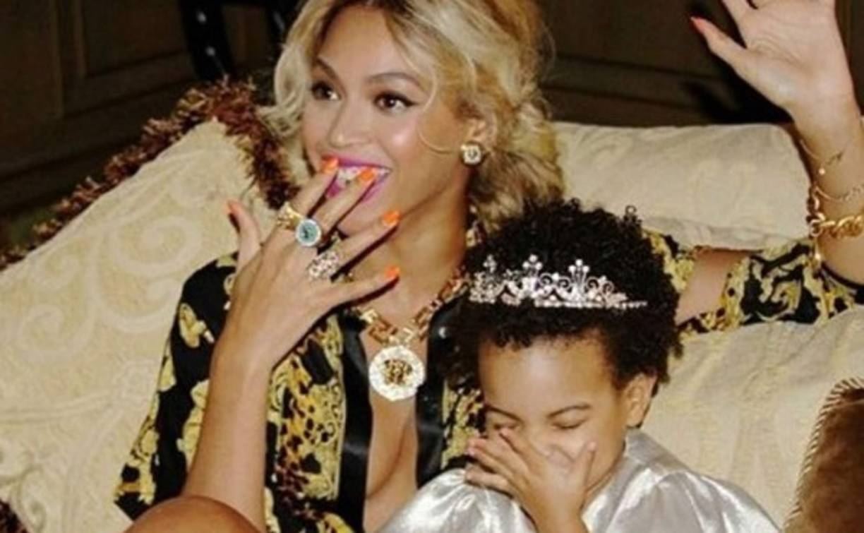 Tenemos la prueba irrefutable. Blue Ivy puede que tenga los genes de sus papás, Beyoncé y Jay Z, pero no se puede negar que es el reflejo casi exacto de su madre.