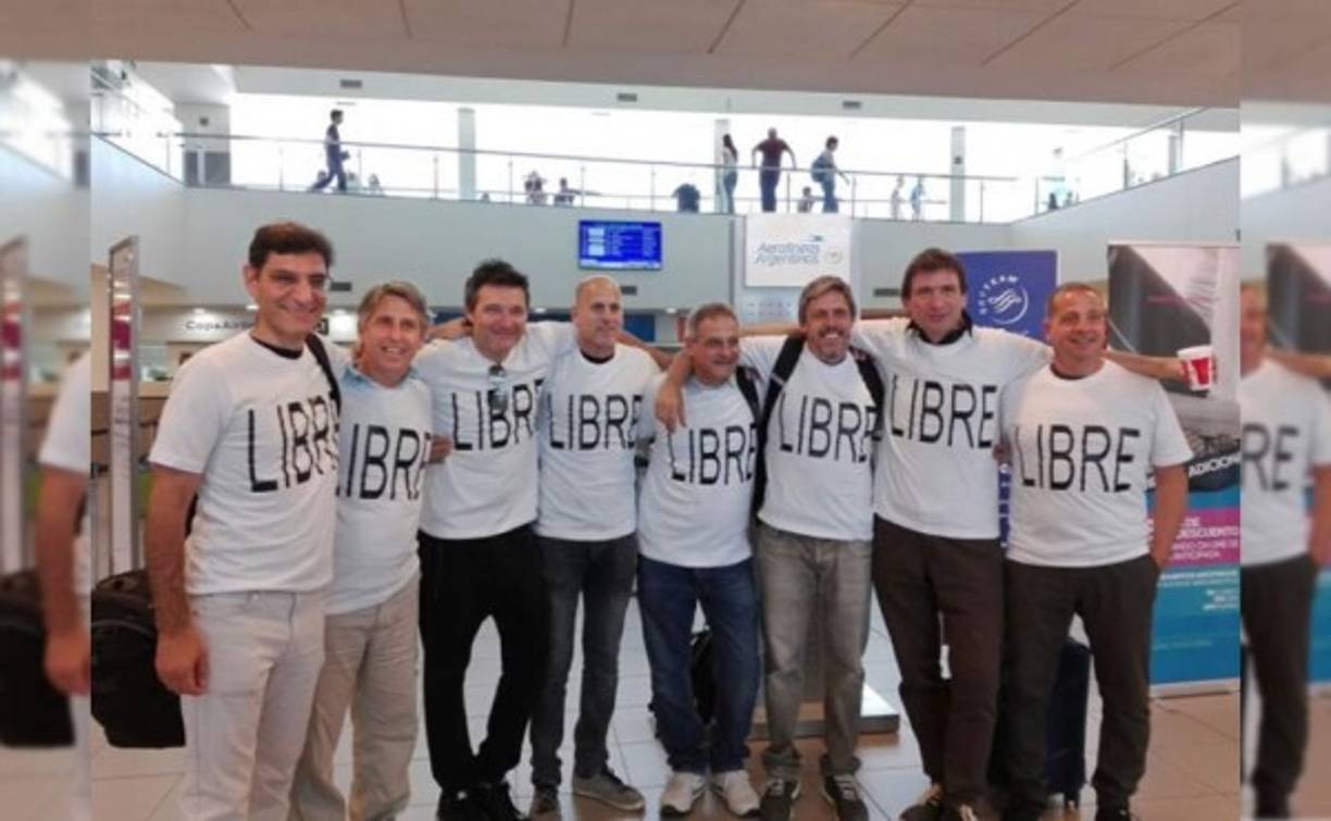 Cinco de diez amigos y profesionales argentinos que celebraban los 30 años de graduación en un colegio Politécnico de Rosario murieron el martes en el atentado de Nueva York, uno fue herido y cuatro resultaron ilesos.<br/><br/>-En foto (izq a der.) Hernán Ferrucchi, Alejandro Pagnucco, Ariel Erlij, Iván Brajkovic, Juan Pablo Trevisan, Hernán Mendoza, Diego Angelini y Ariel Benvenuto.