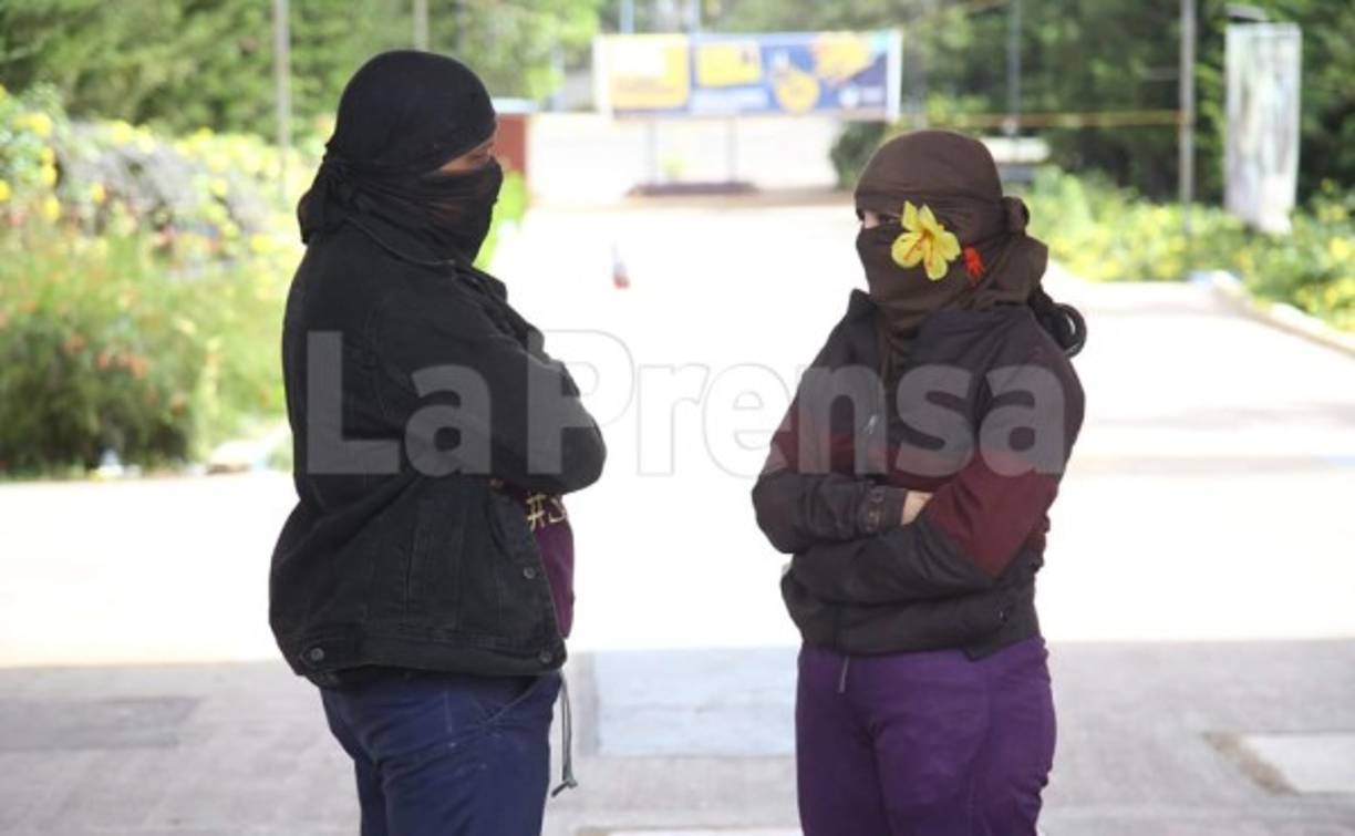 La toma de momento se ha realizado de manera pacífica.